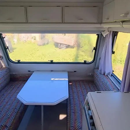 Karavan S Predstanem Luksustelt
